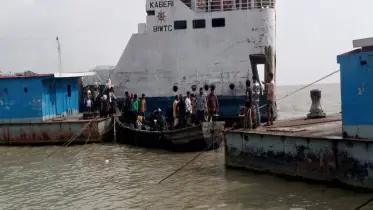 ১০টি নৌ-রুটে লঞ্চ সি-ট্রাক চলাচল বন্ধ, জীবনের ঝুঁকি নিয়ে অবৈধ নৌযানে