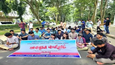 রাকসুর তফসিল ঘোষণার ১ দফা দাবিতে রাবি শিক্ষার্থীদের অবস্থান কর্মসূচি