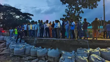 বিলীন হওয়া সেই সৈকত সড়ক পরিদর্শন করলেন বিভাগীয় কমিশনার