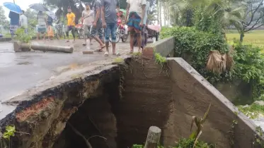 বর্ষায় সড়ক নয়, যেন মৃত্যুকূপ! দিনাজপুরে ভয়াবহ ধসের শঙ্কা