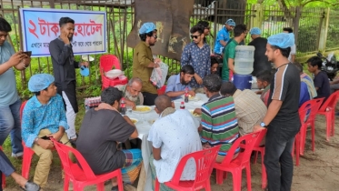 রাজবাড়ীতে ‘২ টাকার হোটেল’: ইলিশ ভাত খেয়ে তৃপ্ত অসহায় মানুষ