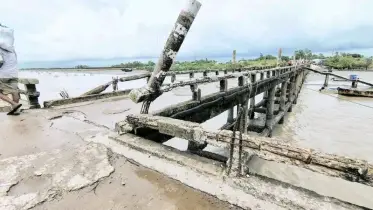 জরাজীর্ণ মগনামা জেটিঘাটে প্রতিদিন জীবনের ঝুঁকি নিচ্ছেন হাজারো যাত্রী