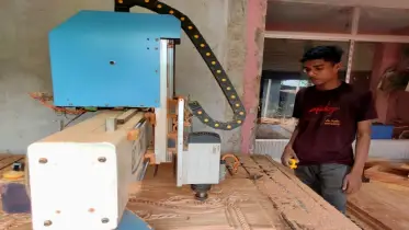 বিদ্যুৎচালিত যন্ত্রে বদলে যাচ্ছে ফার্নিচার মিস্ত্রিদের জীবনধারা