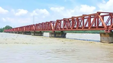 পলিতে ভরাট তিস্তার বুক: সামান্য পানিতেই উপচে পড়ে নদীর দুকূল