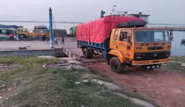 রাজবাড়ী ধাওয়াপাড়া ফেরিঘাটে অচলাবস্থা, চরম দুর্ভোগে যাত্রীরা