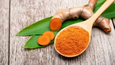 রূপচর্চায় হলুদ: ত্বকের উজ্জ্বলতা ও ব্রণ সমস্যার ঘরোয়া সমাধান