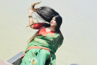 মেঘলা দিনে মেঘকালো চুল