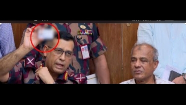 নিজেদের শরণার্থী বাংলাদেশে ঢুকাচ্ছে ভারত! বিজিবি’র মহাপরিচালক দেখালেন ভারতের শরণার্থীদের আইডি কার্ড