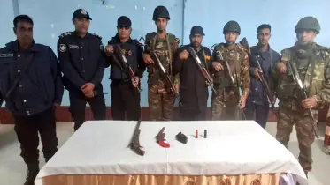 ঝিনাইদহে যৌথ বাহিনীর অভিযানে ৩টি আগ্নেয়াস্ত্র উদ্ধার