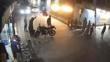 ধানমন্ডিতে প্রকাশ্যে যুবককে কোপানোর ভিডিও ভাইরাল, নেপথ্যে কী?