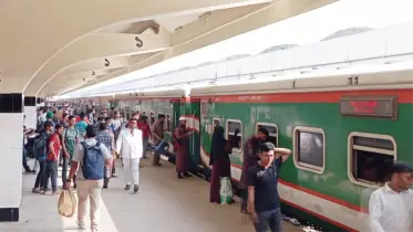 ভিড় কম, ট্রেন ছাড়ছে সময়ে—স্বস্তির ঈদযাত্রা কমলাপুরে!