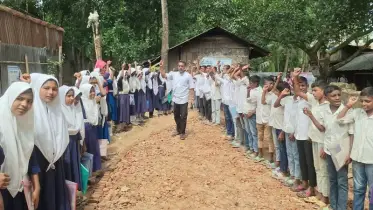 স্কুলের জায়গা রক্ষায় শিক্ষার্থীদের বিক্ষোভ