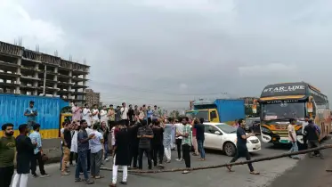 গোপালগঞ্জে এনসিপির কেন্দ্রীয় নেতাকর্মীদের ওপর হামলার প্রতিবাদে নারায়ণগঞ্জে মহাসড়ক অবরোধ করে বিক্ষোভ