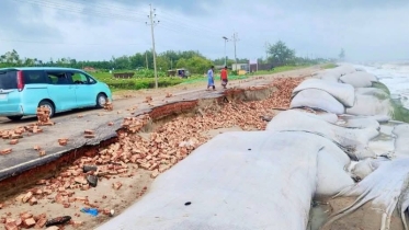 কক্সবাজারে ঢেউয়ের আঘাতে মেরিন ড্রাইভে ভাঙ্গন