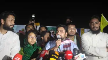 অরাজনৈতিক থেকে রাজনৈতিক: সময়ই যেন পথ দেখাল