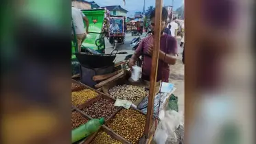 দশ টাকার বাদামে তিন টাকার লোভ: শহরের অলিতে-গলিতে নৈতিকতার সংকট!