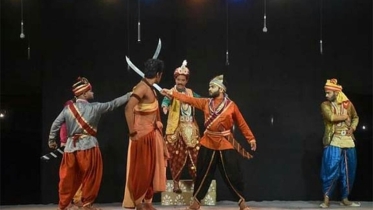 লোকউৎসবের মঞ্চে যাত্রার পর্দা নামছে, ইউটিউব-টিভির আলোয় হারিয়ে যাচ্ছে গ্রামীণ নাট্যজগৎ