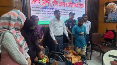 আদমদীঘিতে হুইল চেয়ার, সেলাই মেশিন বিতরণ করলেন রাজশাহী বিভাগীয় কমিশনার