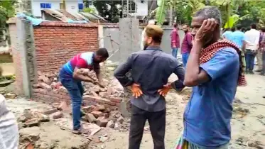 দিনদুপুরে ভোলা জেলা প্রশাসকের বাসভবনের বাউন্ডারি ভাঙচুর 
