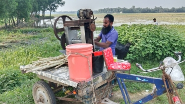 ছায়া ঘেরা গাছতলায় আখের রস বিক্রি করে স্বাবলম্বী আব্দুল মালেক