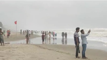 বৈরী আবহাওয়ায় উত্তাল কক্সবাজার সমুদ্র সৈকত : বাধা মানছে না পর্যটকরা 