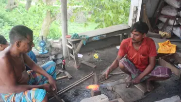 ঠুকঠাক শব্দে জেগে উঠেছে নওগাঁর কামারপল্লী