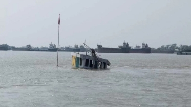 হাতিয়ার মেঘনায় রড-সিমেন্ট বোঝাই ট্রলার ডুবি