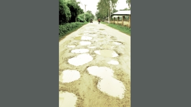 ঠাকুরগাঁওয়ের ভাঙা রাস্তার বাঁকে বাঁকে দুর্ভোগ