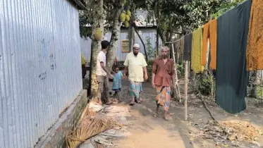 ৫ বছর ধরে রাস্তাবঞ্চিত, এখন পুরোপুরি অবরুদ্ধ রাস্তাহীন শতাধিক মানুষ