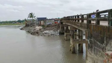 বিপর্যয়ের মুখে পাইকগাছা-সাতক্ষীরা সেতু, যোগাযোগ বিচ্ছিন্ন হওয়ার শঙ্কা