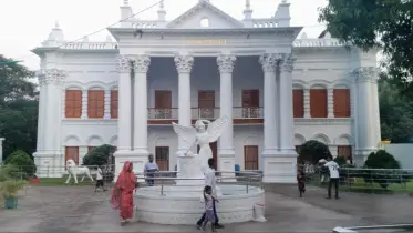 ঈদের প্রথম দিনেই আদনান প্যালেস পার্কে ভ্রমণপিপাসুদের উপচে-পড়া ভিড়