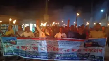 বুড়িমারী এক্সপ্রেস বুড়িমারী থেকে চালুর দাবিতে রেলপথ অবরোধের পর মশাল মিছিল