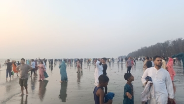 পর্যটকে ভরপুর পারকি সমুদ্র সৈকত