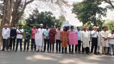 রাবি রেজিস্ট্রারের বাড়িতে হামলার প্রতিবাদে শিক্ষার্থীদের বিক্ষোভ