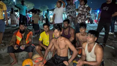 নিষেধাজ্ঞার শেষ দিনে বঙ্গোপসাগরে ট্রলার ডুবি, অল্পের জন্য বাঁচলেন ১৬ জেলে