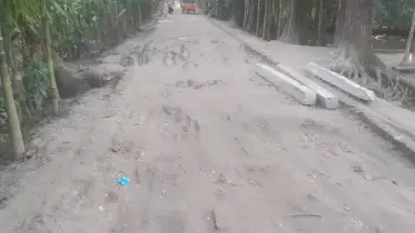 লালমোহন সড়ক সংস্কার বন্ধ, ঠিকাদারের অবহেলায় ক্ষোভে ফুঁসে উঠেছে স্থানীয়রা