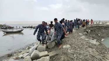 ভেঙে যাওয়া বাঁধ মেরামতে পাশে বাংলাদেশ নৌবাহিনী