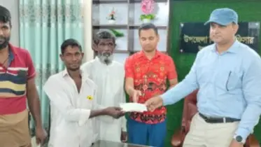 উল্লাপাড়ায় অগ্নি ও সড়ক দুর্ঘটনায় ক্ষতিগ্রস্ত পরিবারকে সরকারি সহায়তা