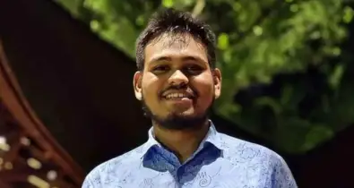 একজন নারী অর্থনৈতিকভাবে সাবলম্বী হওয়ার জন্য এনজিওর কাছে কেন যাবে? : মাহিন সরকার