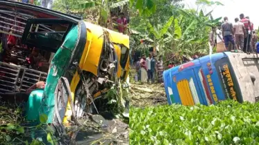 পিরোজপুর-খুলনা মহাসড়কে নিয়ন্ত্রণ হারিয়ে বাস উল্টে খাদে, আহত ৭