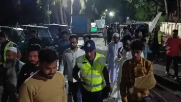 ৫ দফা দাবিতে ঢাকায় নেয়ার পথে সিএনজি গ্যাস পরিবহনের গাড়ি আটকে দিলো ছাত্র-জনতা