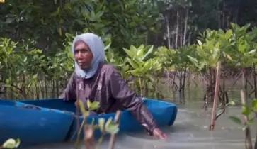 সন্তানদের জন্য ২০ বছর সমুদ্রের পানিতে মা
