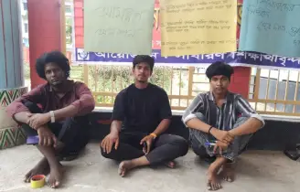 শিক্ষকদের সামনেই শিক্ষার্থীকে পেটালো ছাত্রদল নেতা, প্রতিবাদ না করায় অধ্যক্ষের পদত্যাগ দাবিতে আমরণ অনশন