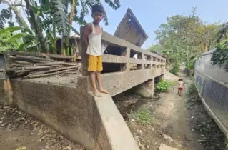 দৃশ্যমান ব্রিজ থাকলেও সরকারী খাল গায়েব 