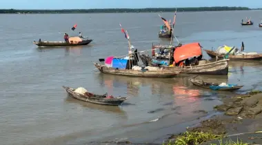 দুই মাস পর তেঁতুলিয়া নদীতে আবারও শুরু মাছ শিকার, কর্মচাঞ্চল্যে উপকূল