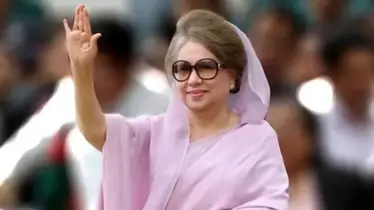 এক হাতে জাতীয় পতাকা আরেক হাতে বিএনপির পতাকা নিয়ে খালেদা জিয়াকে বরণ করা