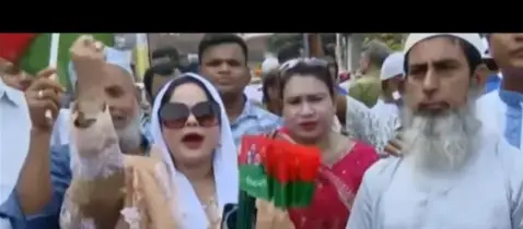 বনানীতে রাস্তার দুপাশে জড়ো হয়ে স্লোগান দিচ্ছেন নেতাকর্মীরা
