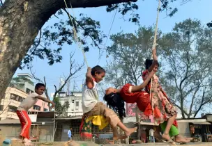 ছায়া, দোলনা আর শৈশবের উল্লাস