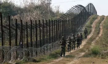 কাশ্মীর সীমান্তে ব্যাপক গোলাগুলিতে  ৩ ভারতীয় নিহত
