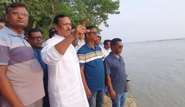 মানিকগঞ্জে নদী ভাঙ্গন কবলিত মানুষের পাশে বিএনপি নেতা জিন্নাহ কবির